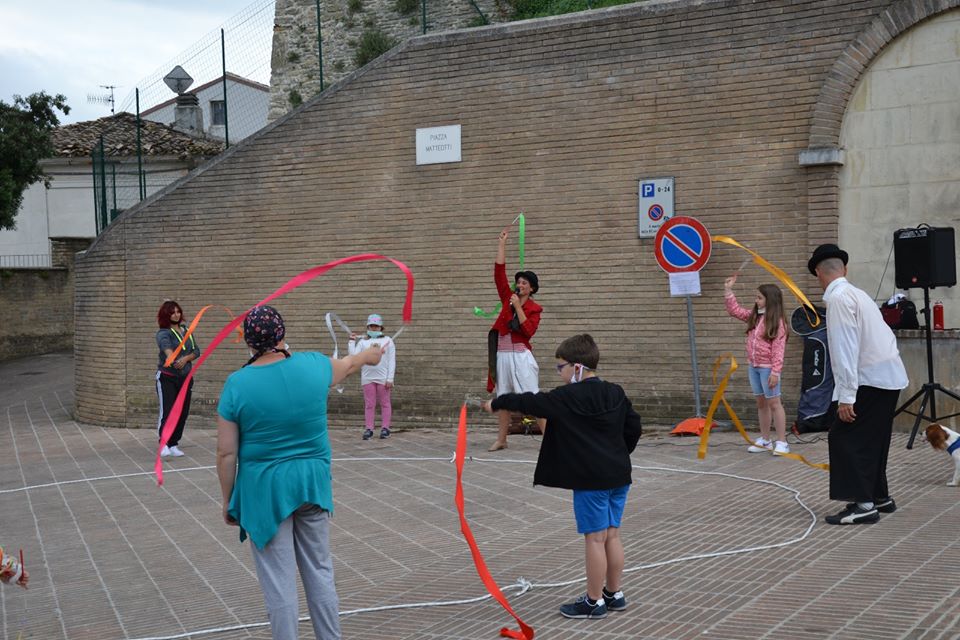 L'energia di Valentina Floro e Cristiano Coia approda sotto la Torre di Rosciano per un pomeriggio di attività e divertimento alla scoperta del mondo del Circo Sociale!