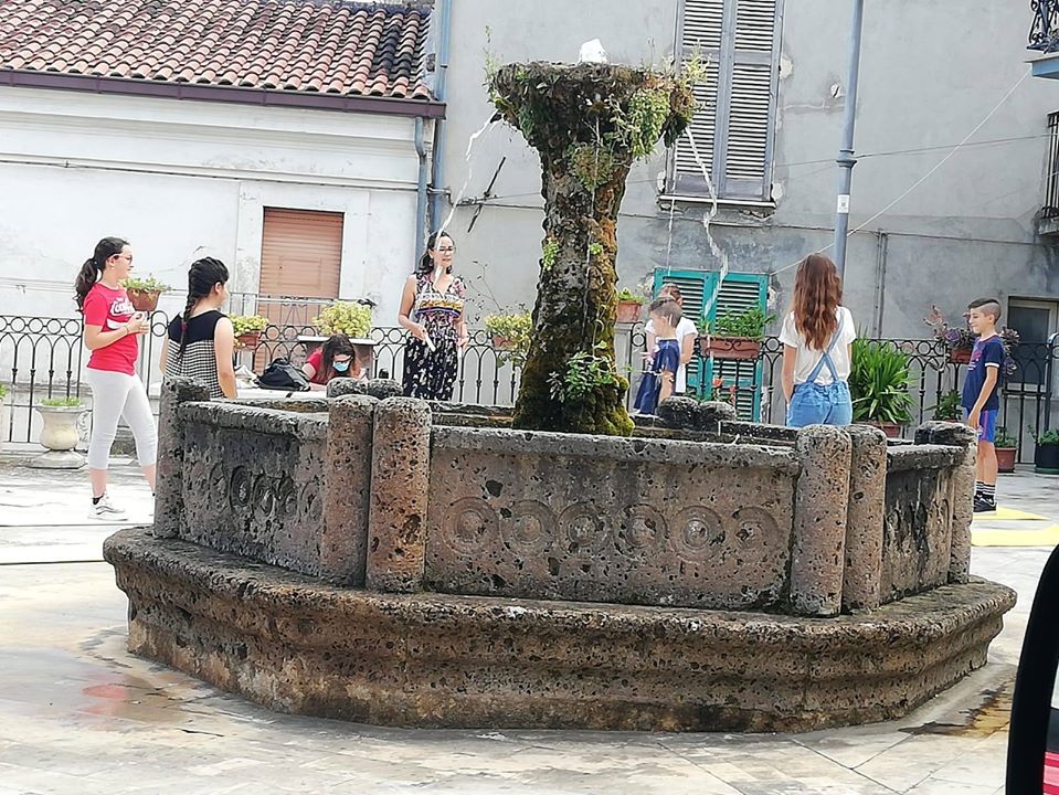 Tutti attorno alla fontana, per momenti emozionanti di narrazione e scoperta con la guida di Fiorella Paone: è il laboratorio di teatro e lettura espressiva!