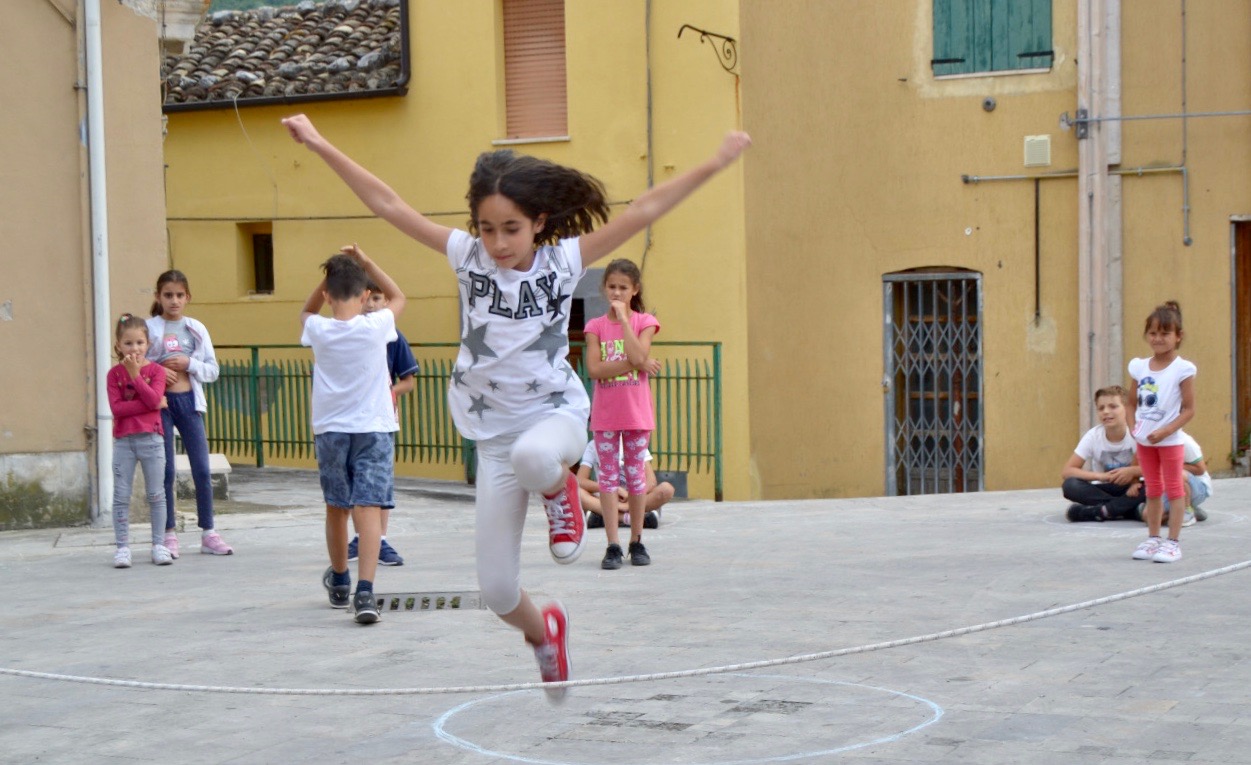 La piazza di Carpineto si anima di suoni e acrobazie grazie all'energia di Valentina e Cristiano, ambasciatori del Circo Sociale.