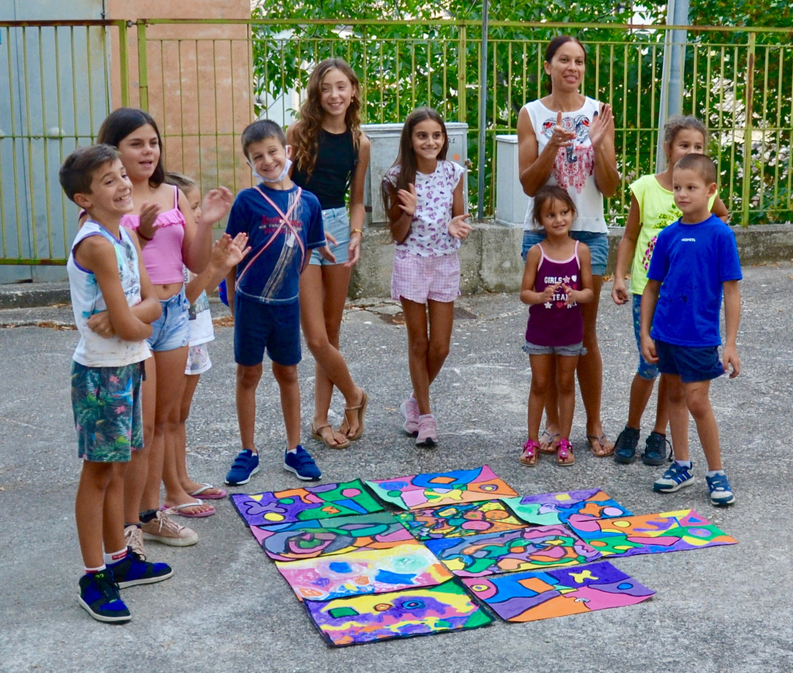 Tanti colori e tante tecniche artistiche differenti a ravvivare i giorni d'estate di Carpineto insieme alla presidentessa Stefania Silvidii.