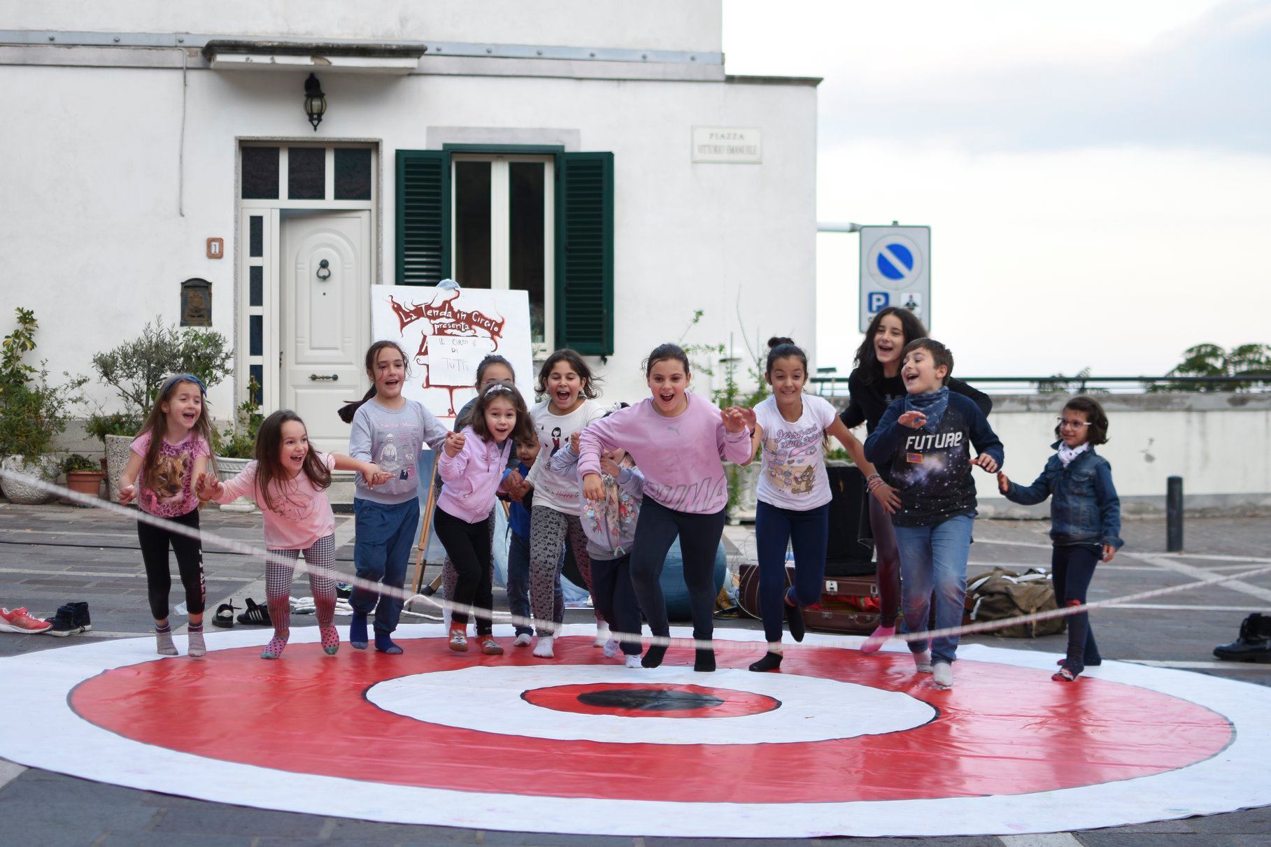 La piazza panoramica di Montebello è il palcoscenico dell'energia del Circo Sociale, una vera scoperta inaspettata per tutti i partecipanti.