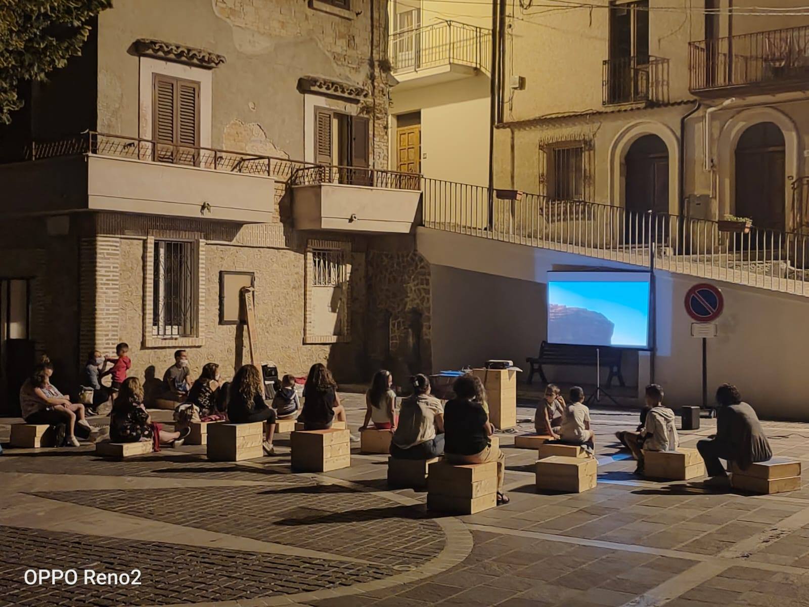 Tutti sotto le stelle per riscoprire, dopo mesi di difficoltà, la magia del cinema in compagnia. La settima arte intrattiene e insegna!