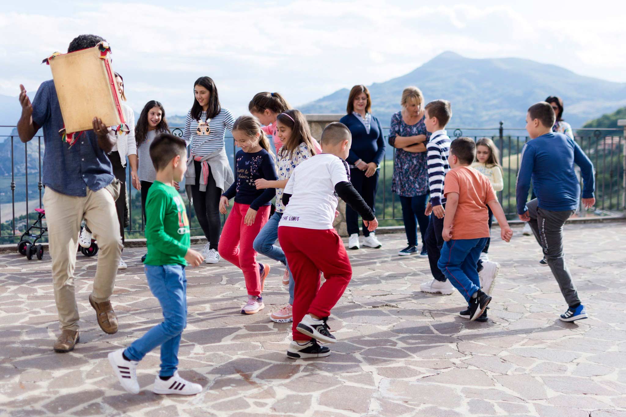 La piazza di Brittoli diventa un grande e meraviglioso palcoscenico sul quale portare in scena la musicoterapia: ritmi, balli e musica realizzata con ogni tipo di oggetti!