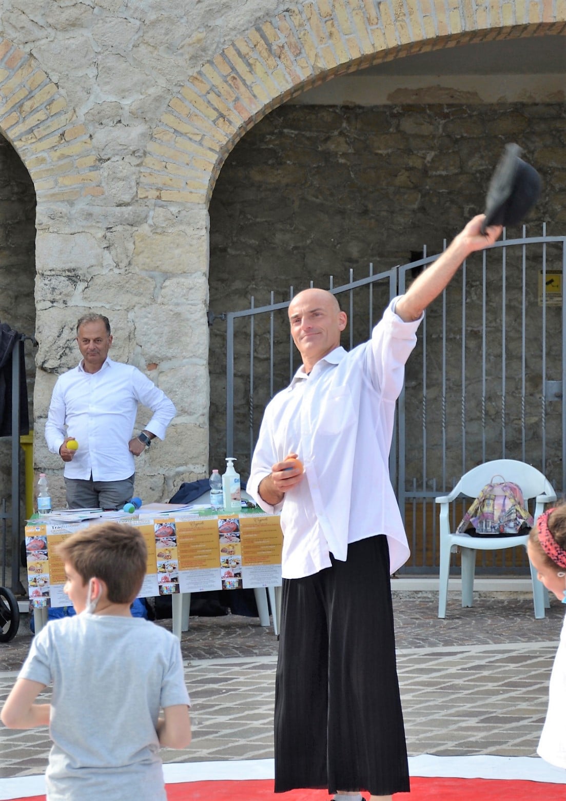 Il Circo TiC - La Tenda in Circolo inaugura le attività a Cugnoli e catapulta tutto il paese nel mondo del Circo Sociale, pieno di possibilità e occasioni di sperimentazione.