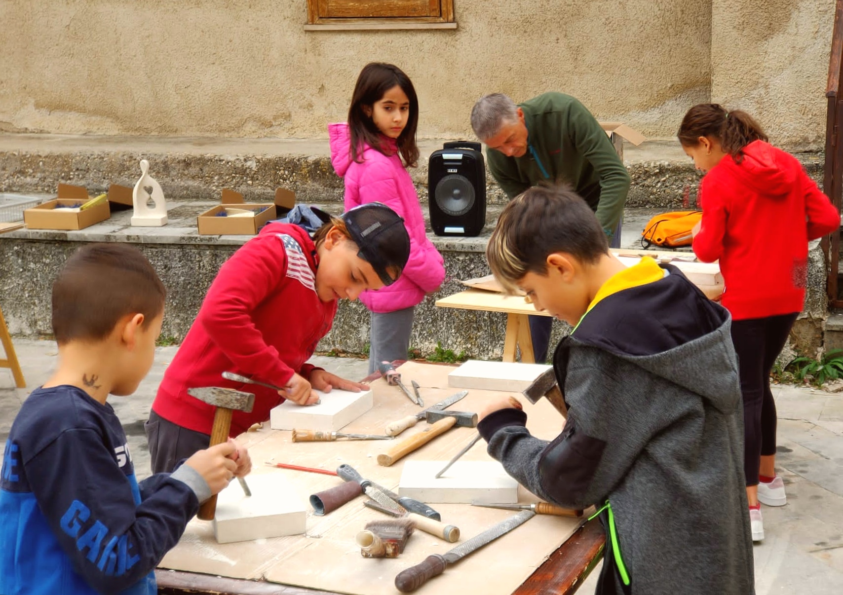 Luigi D'Alimonte porta i partecipanti di Carpineto della Nora a esplorare le possibilità artistiche della scultura, un'attività antica come l'umanità e mai abbandonata, che unisce tecnica e creatività.