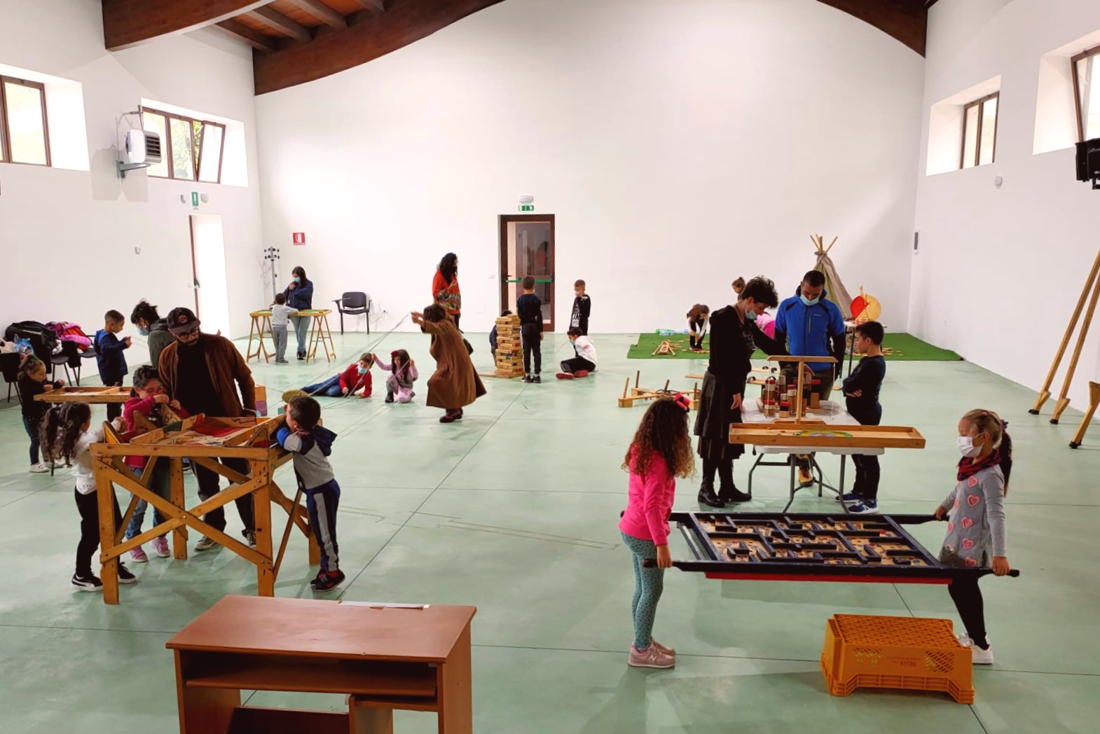 Il Ludobus dell'Associazione Officine Sinergiche fa tappa a Montebello di Bertona per un pomeriggio ricchissimo di attività: un mondo di giochi unici, realizzati in legno!