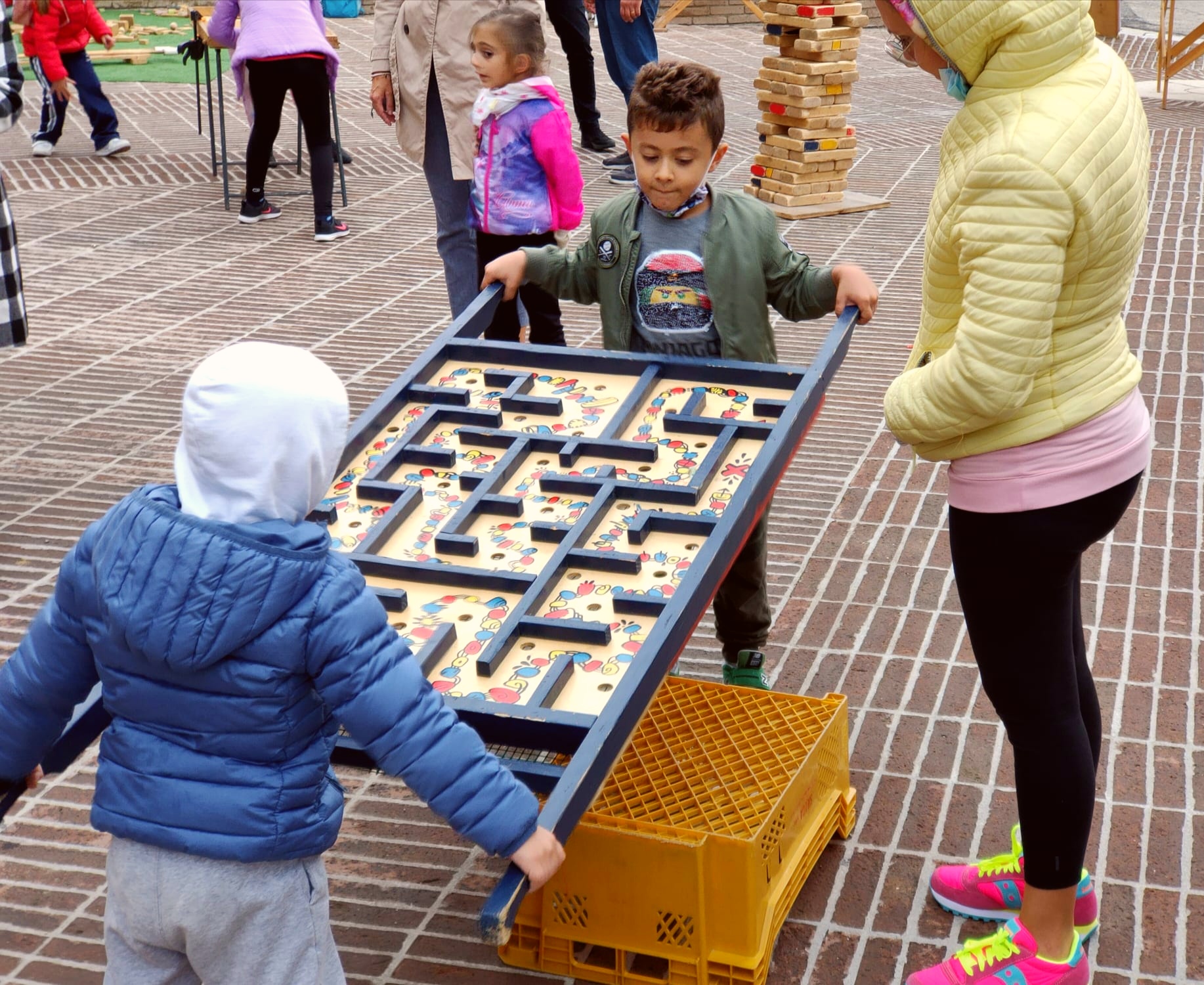 Il Ludobus dell'Associazione Officine Sinergiche fa tappa a Rosciano per un pomeriggio ricchissimo di attività: un mondo di giochi unici, realizzati in legno!