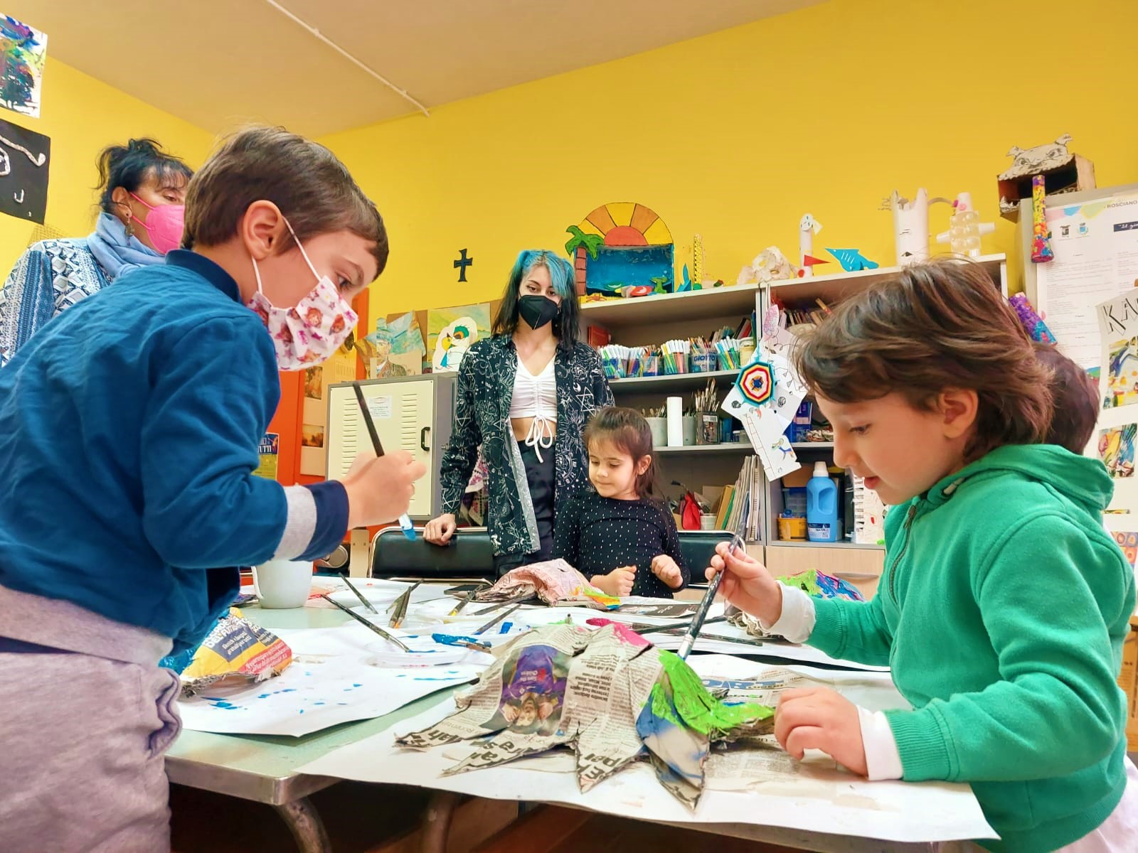 Il Carnevale è dietro l'angolo e così abbiamo pensato di organizzare un doppio laboratorio per costruire insieme alcune coloratissime maschere!