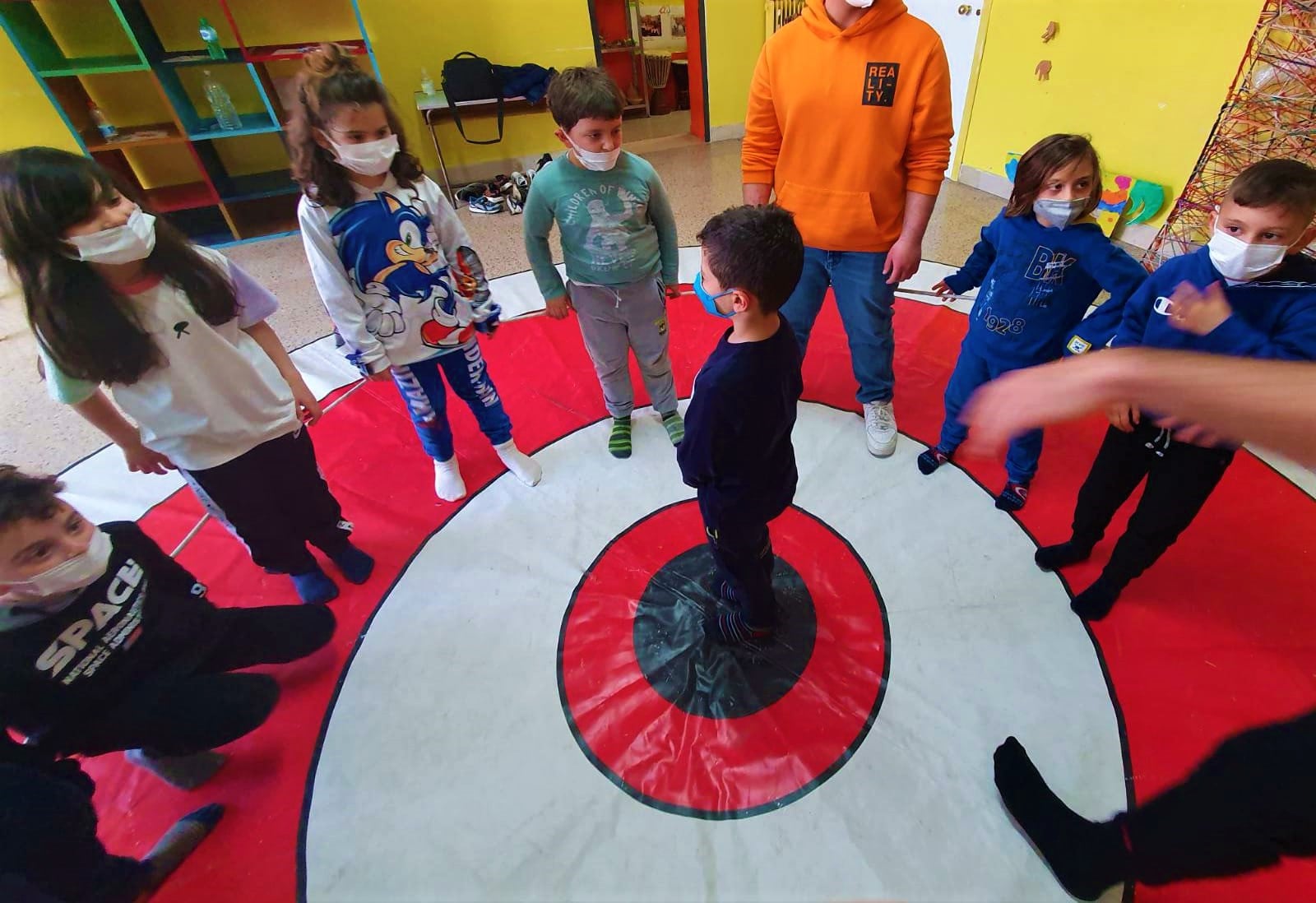 Acrobazie e tanto divertimento con il Circo Sociale al Centro Esploratorio di Villa Oliveti! E dato che le esperienze condivise sono le più belle, con i partecipanti c'erano anche i nostri mitici volontari!