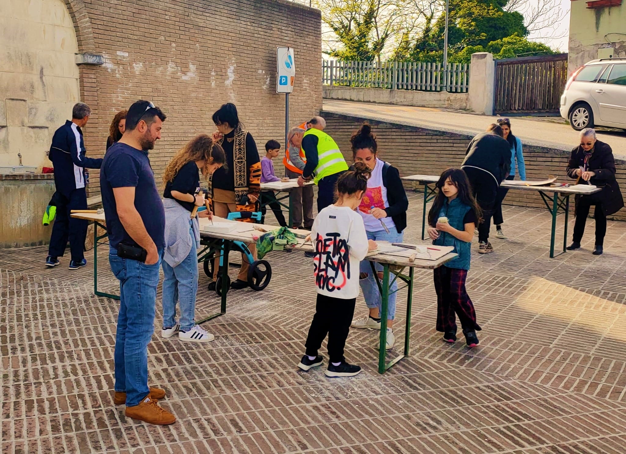 Luigi D'Alimonte porta i partecipanti di Rosciano a esplorare le possibilità artistiche della scultura, un'attività antica come l'umanità e mai abbandonata, che unisce tecnica e creatività.