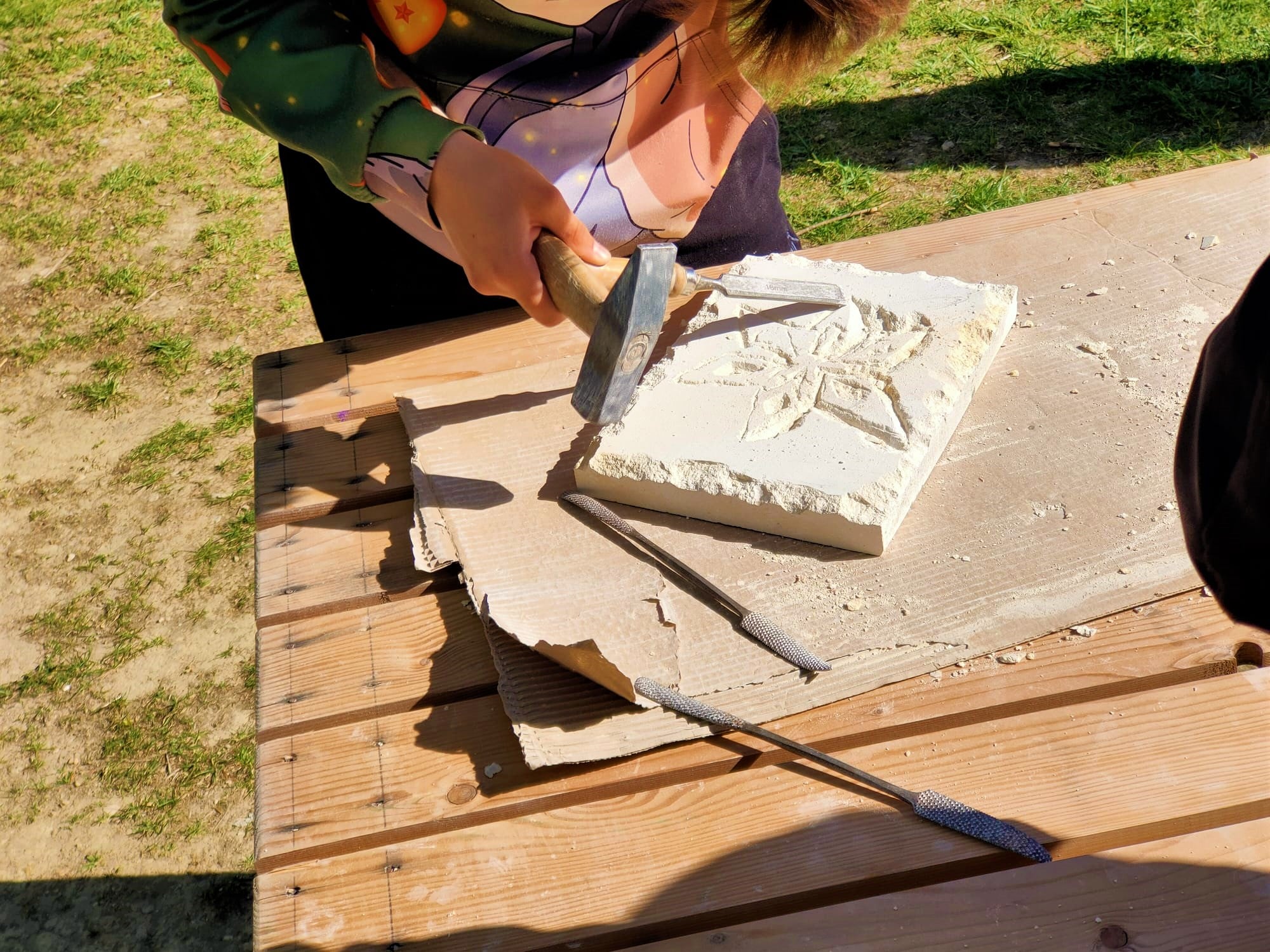 Luigi D'Alimonte porta i partecipanti di Montebello a esplorare le possibilità artistiche della scultura, un'attività antica come l'umanità e mai abbandonata, che unisce tecnica e creatività.