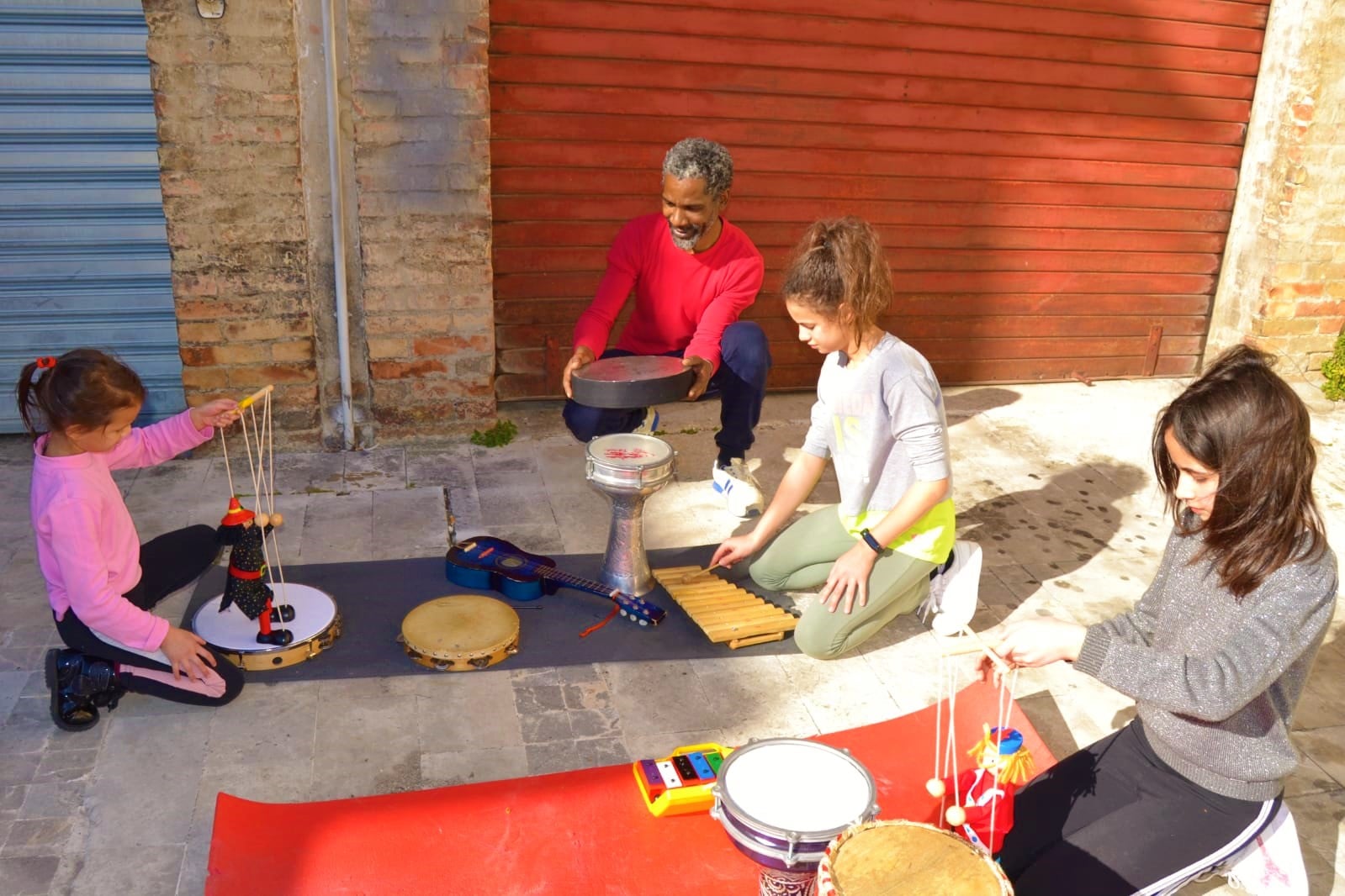 Le strade di Carpineto risuonano di musica e di ritmi provenienti da tutto il mondo con il laboratorio di Musicoterapia insieme a Rogerio Celestino! Un appuntamento imperdibile e sempre molto atteso, che porta divertimento ai partecipanti mentre  imparano i rudimenti musicali!