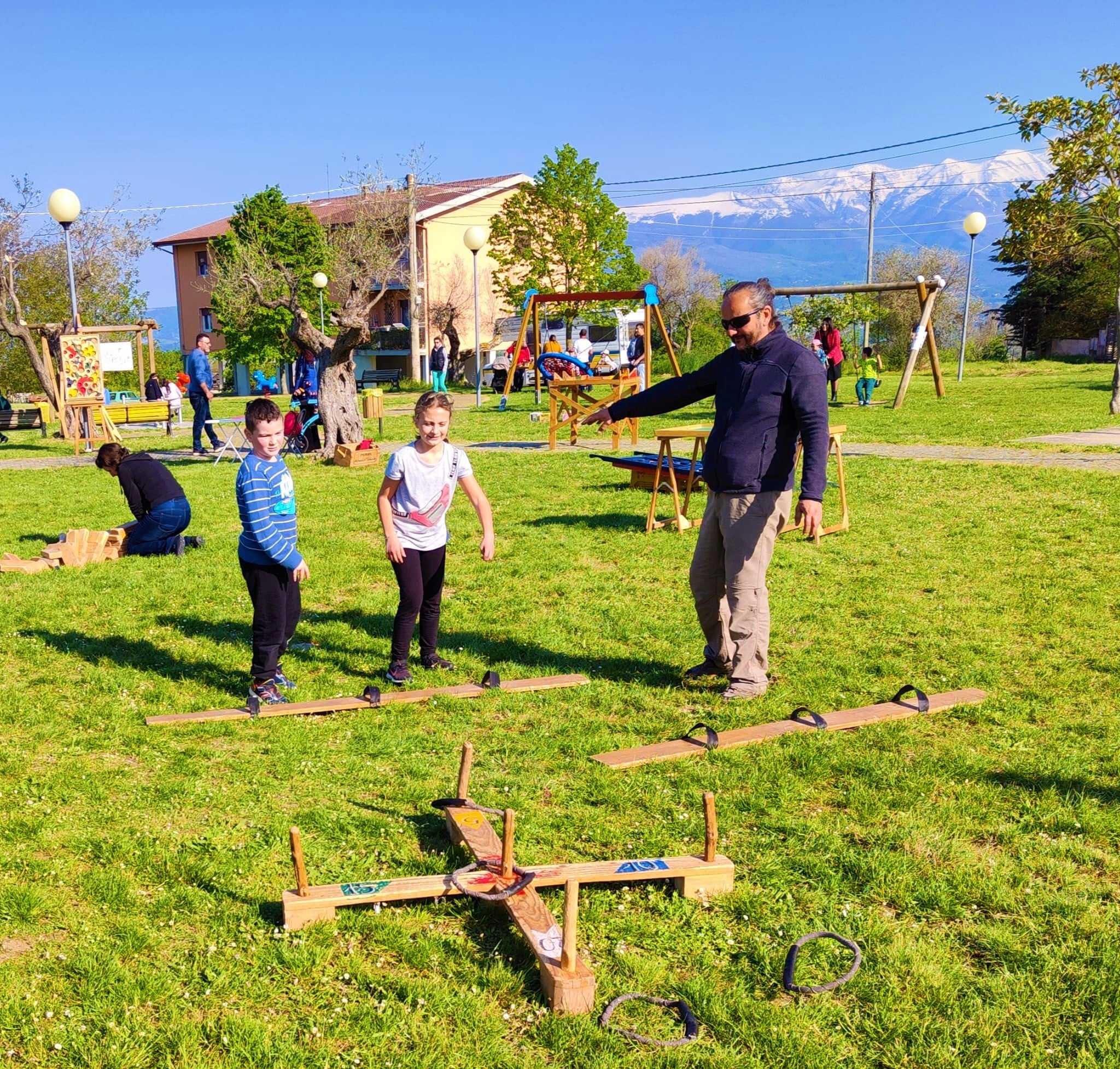 Il Ludobus questa volta ha fatto tappa a  Civitaquana e Catignano portando tanti tesori! Stupendi giochi in legno, di equilibrio e di abilità, con cui mettersi alla prova per divertirsi in compagnia e laboratori creativi!