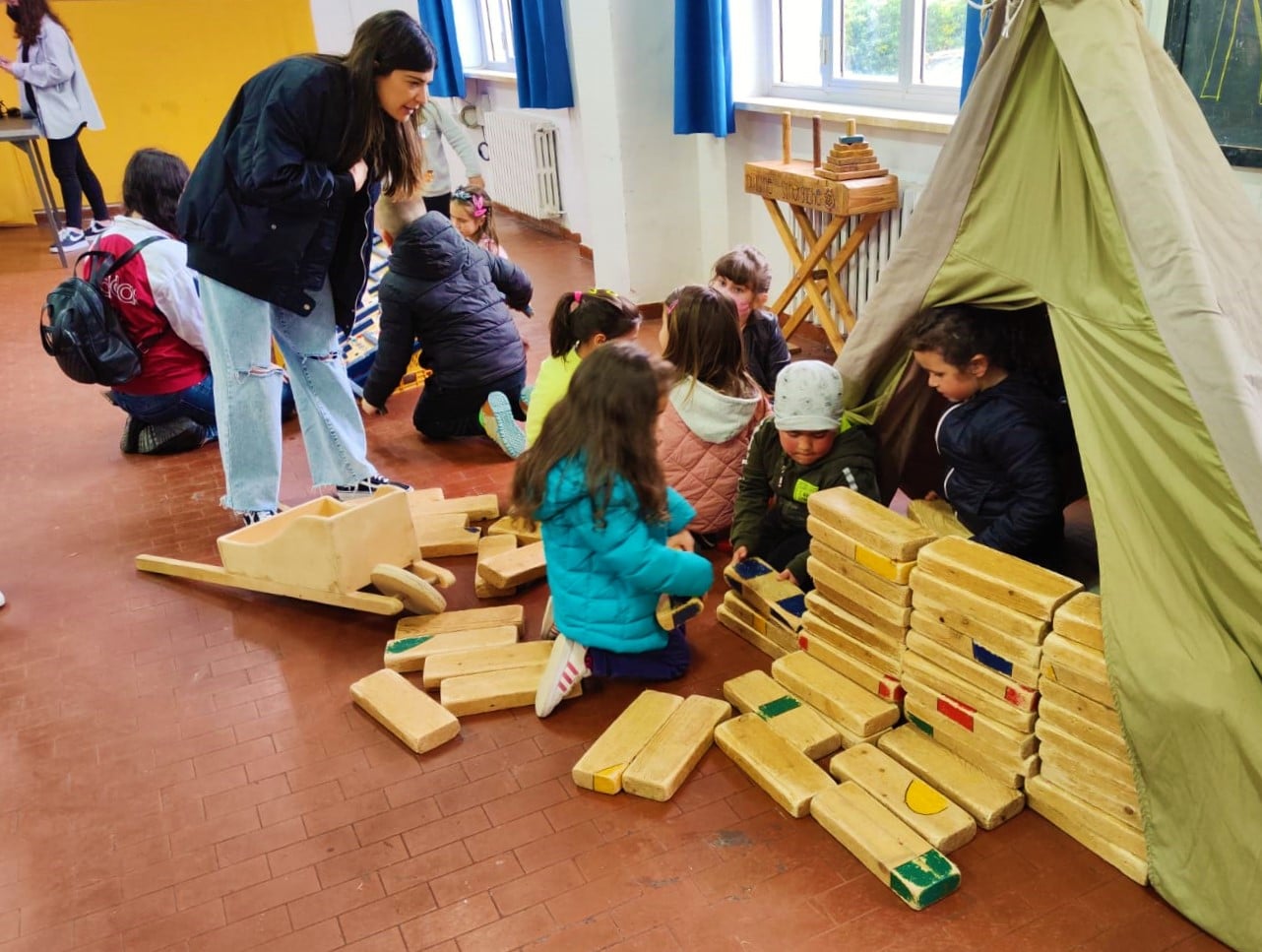 Il Ludobus questa volta ha fatto tappa a  Civitaquana e Catignano portando tanti tesori! Stupendi giochi in legno, di equilibrio e di abilità, con cui mettersi alla prova per divertirsi in compagnia e laboratori creativi!