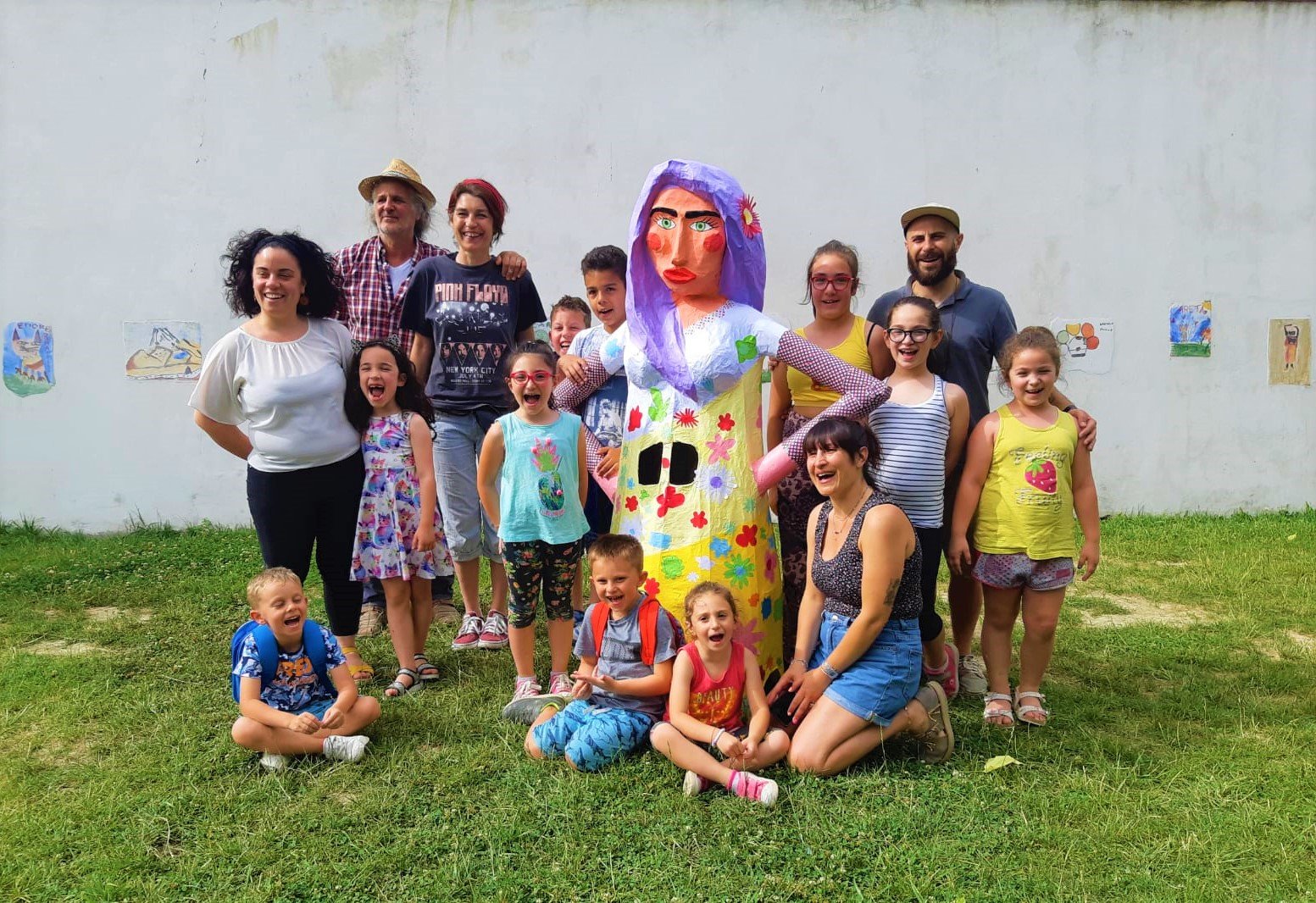 Tappa conclusiva del tour della Pupazza abruzzese nei paesi del nostro progetto A.R.T.S.: stavolta è arrivata a Montebello di Bertona, con un'affascinante capigliatura lilla e un vestito a fiori davvero alla moda!